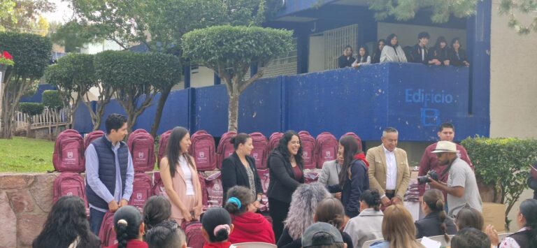 Reciben alumnos de la UAS mochilas y útiles escolares
