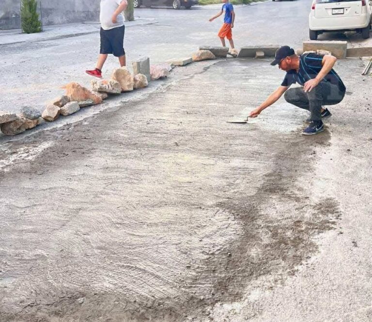 Vecinos tapan bache por su cuenta