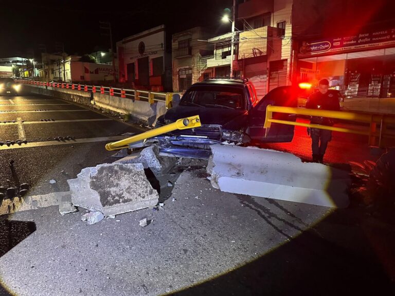Choca su camioneta y la abandona en el lugar