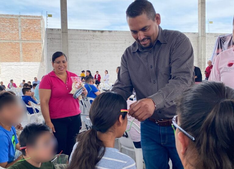 Entregan lentes a menores en Juchipila