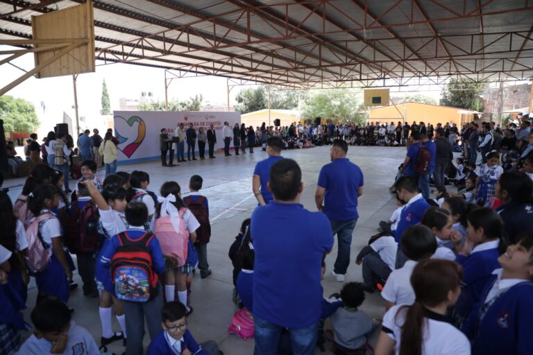 Conforman comités para entrega de uniformes