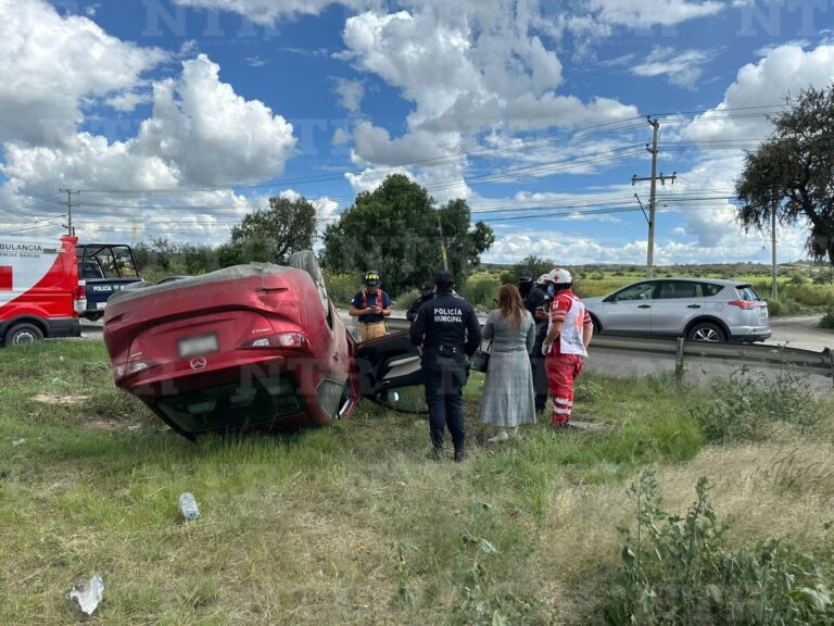 Chocan 2 automóviles; uno termina volcado