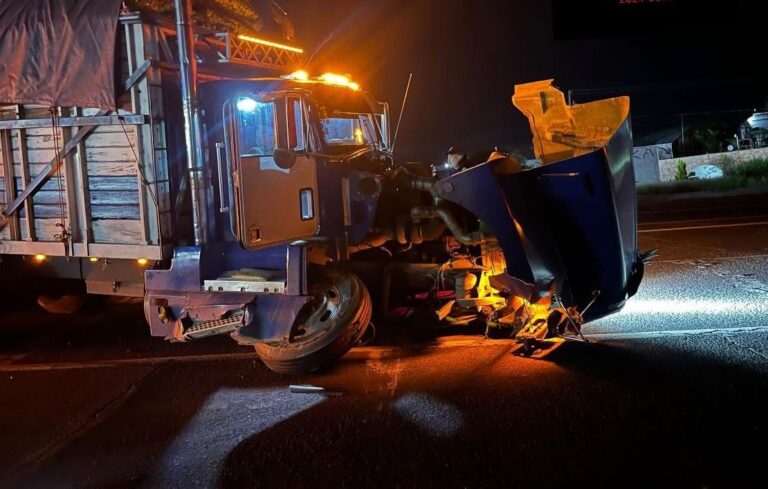 Chocan camión de carga y camioneta; hay un herido
