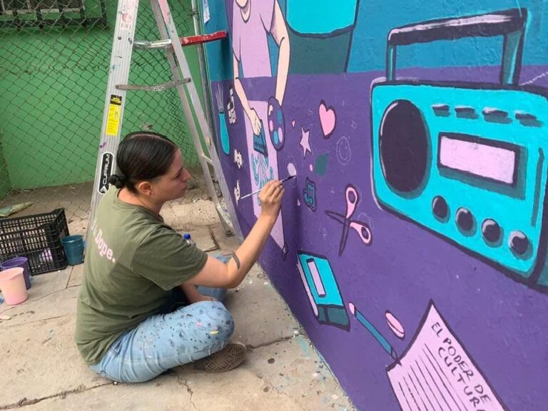 Dan nueva vida a semilleros creativos con mural