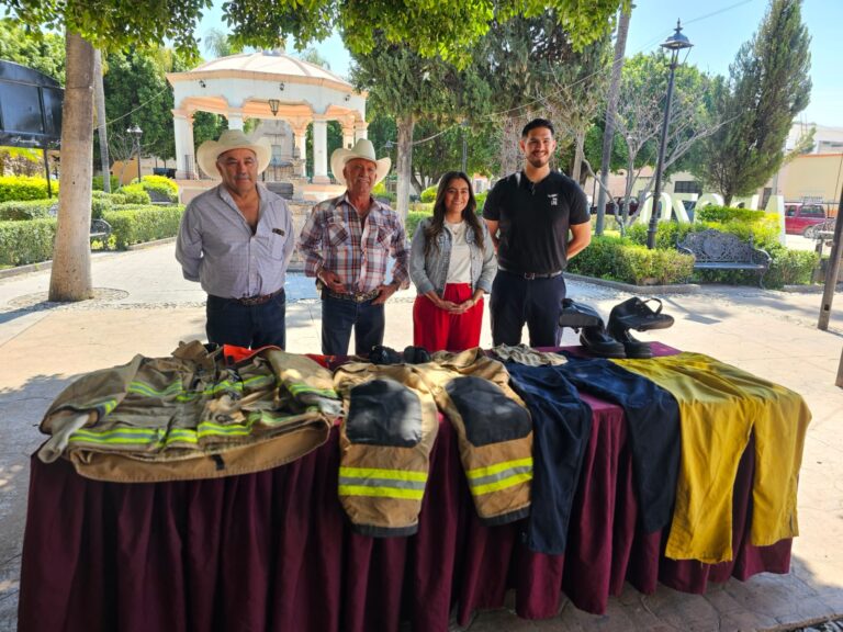Donan equipo a vulcanos y policías de Apozol