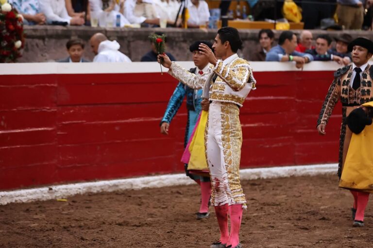 Héctor Gutiérrez, triunfa en la primera de feria en San Miguel El Alto