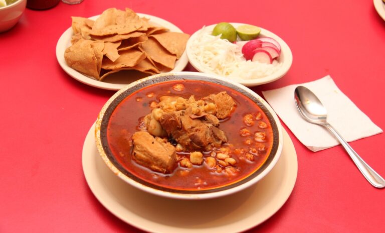 Le bajan lluvias precio al pozole