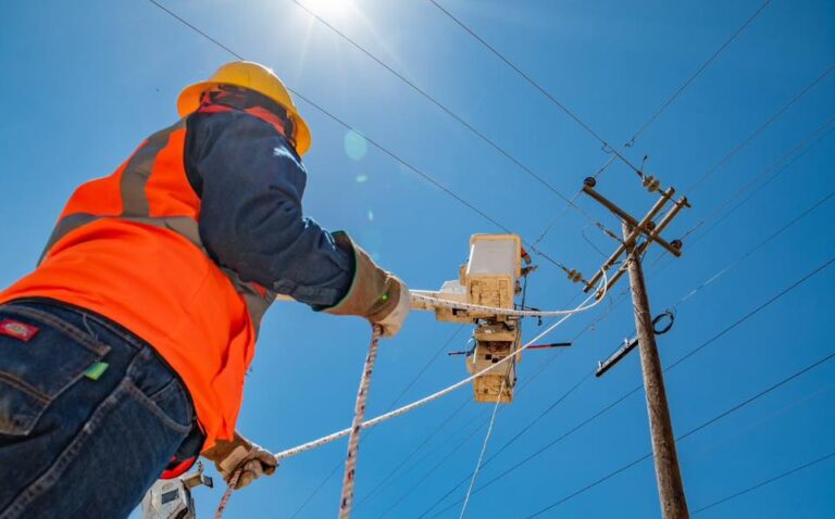 Llega servicio de luz a la Flores del Pedregal