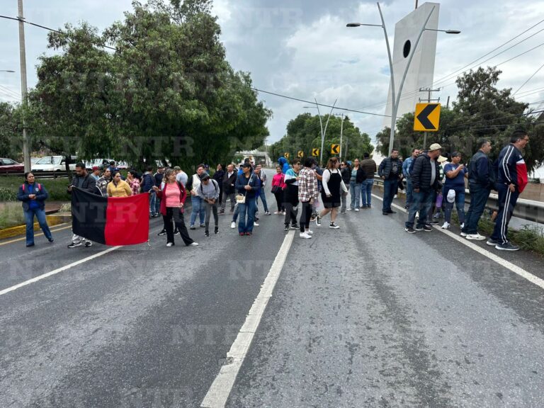 Maestros normalistas bloquean el bulevar