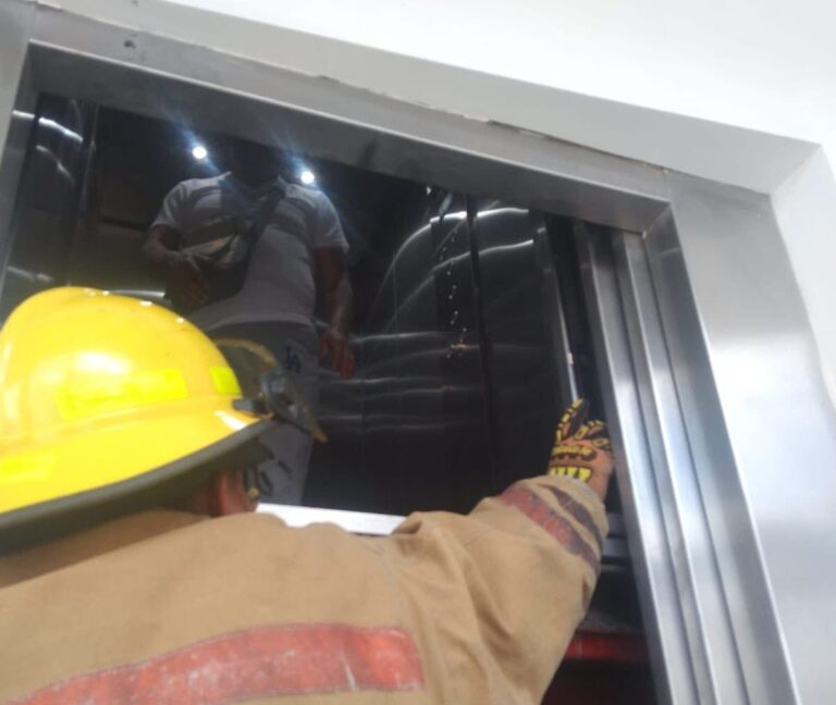 Rescatan a médico atrapado en elevador
