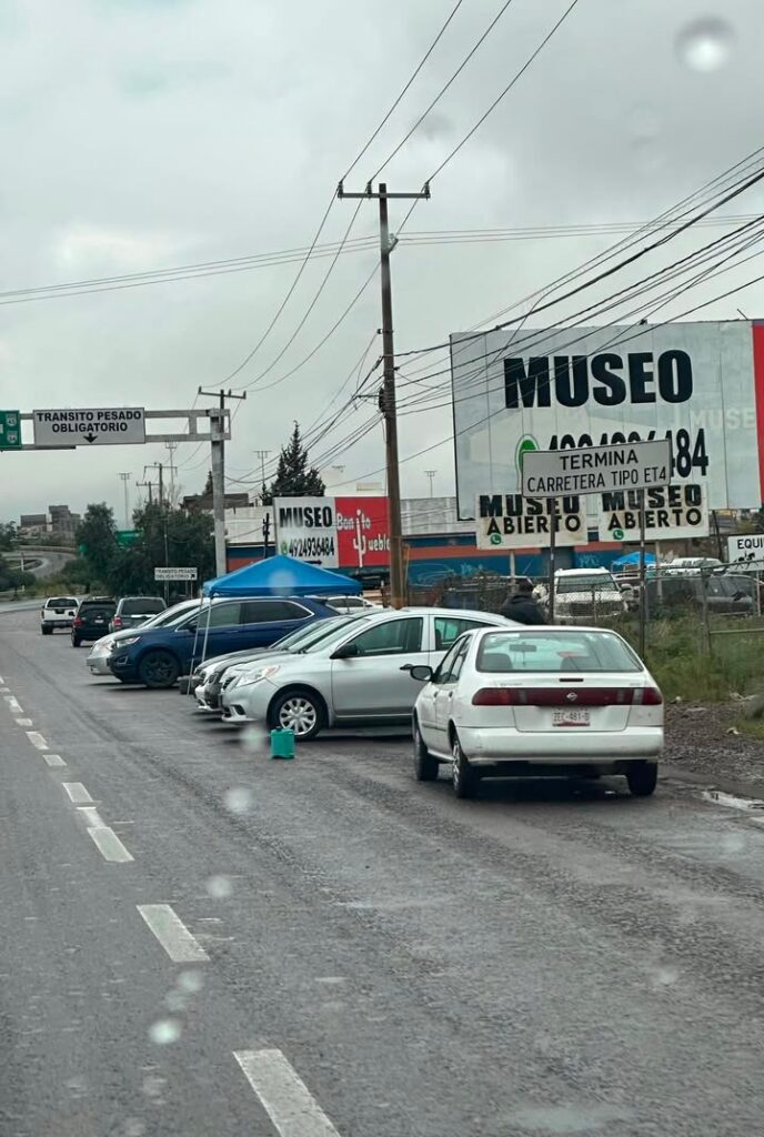 Denuncian obstrucción de carril en la federal 45