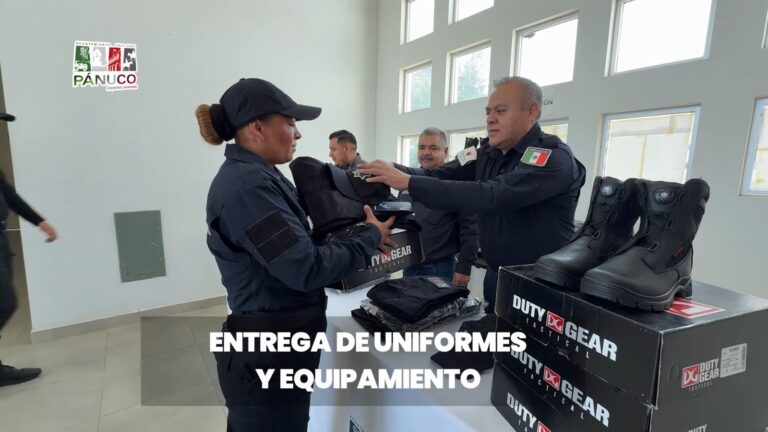 Otorgan uniformes a 11 policías de Pánuco