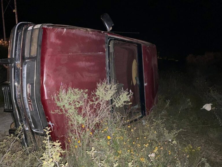Volcadura en carretera deja tres lesionados