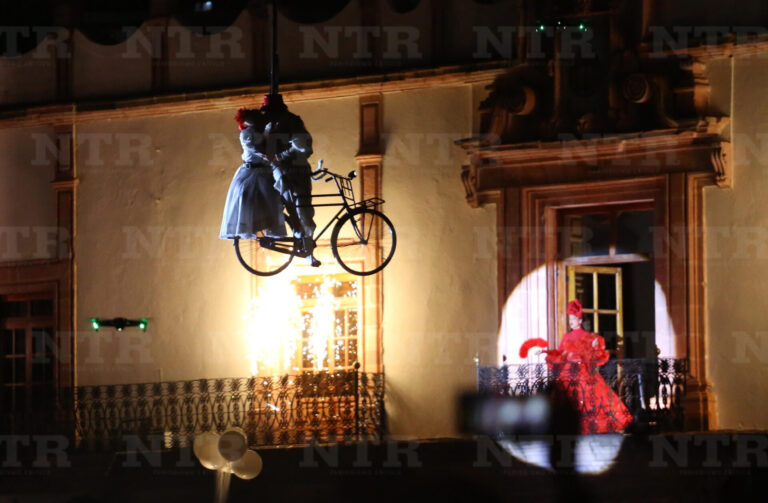Arranca con show aéreo Festival del Teatro de Calle
