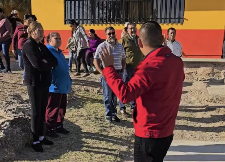 Padres reclaman abandono de telesecundaria en Los Ramírez