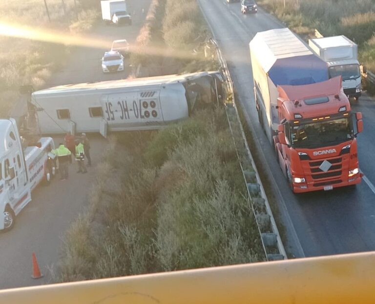 Vuelca camión de pasajeros en la federal 45; hay un herido