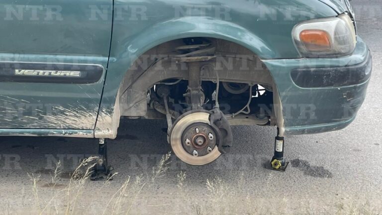 Camioneta se queda varada por presencia de ponchallantas