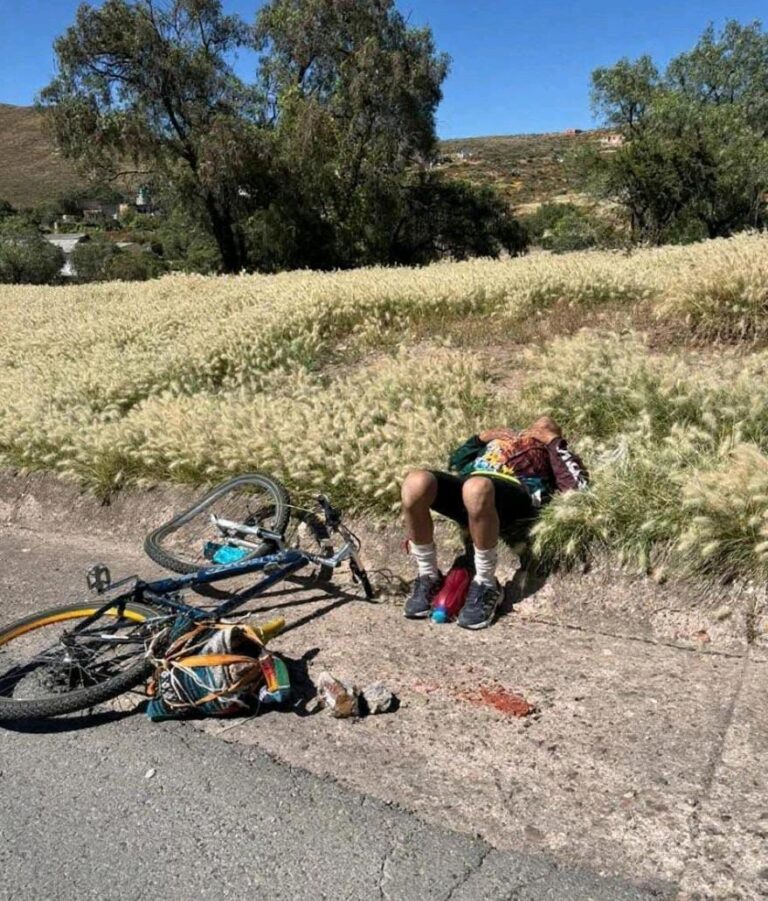 Cae de su bicicleta y resulta lesionado