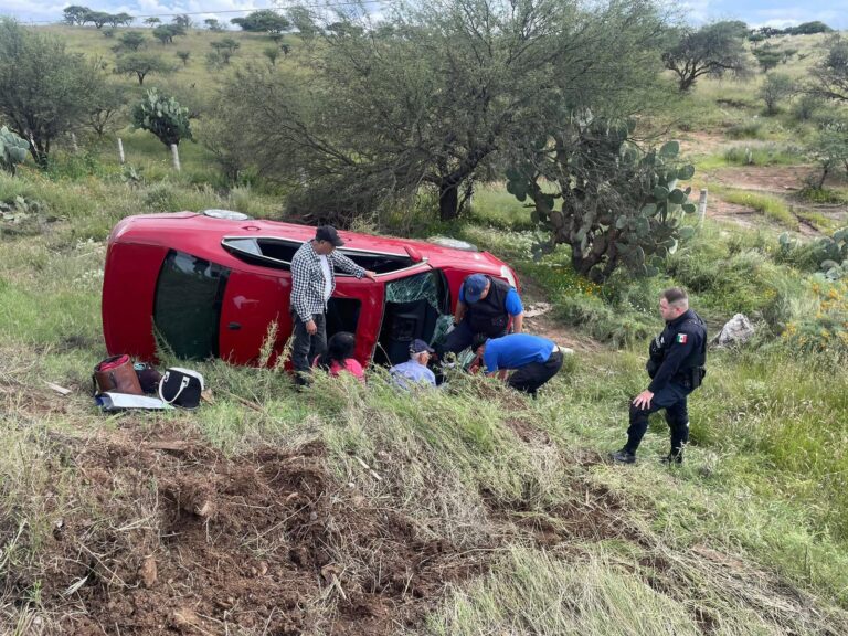 Volcadura en la 45 deja cinco lesionados