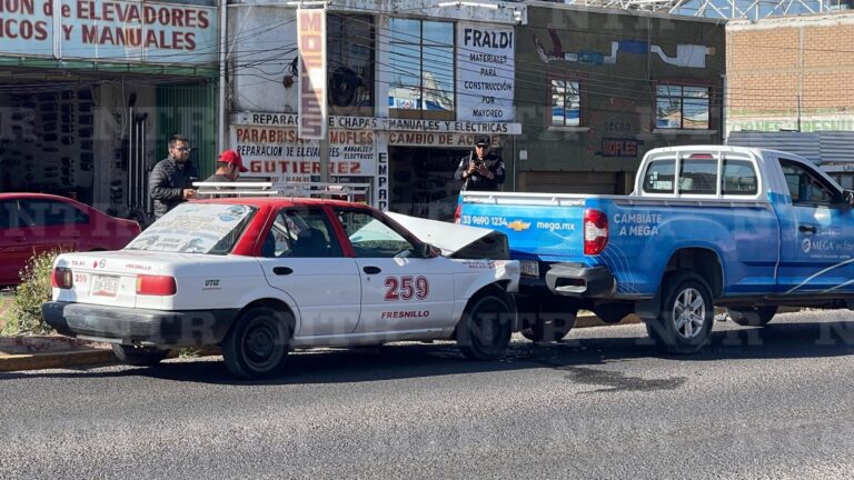Se impacta taxi con parte trasera de camioneta