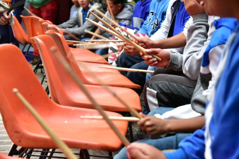 Participan jóvenes de la Casa Hogar en taller de música