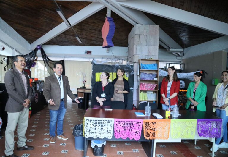 Decoran CECOFAM en alusión al Día de Muertos