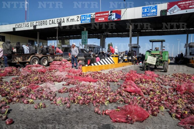 Bloquean productores carreteras; exigen apoyo para el campo