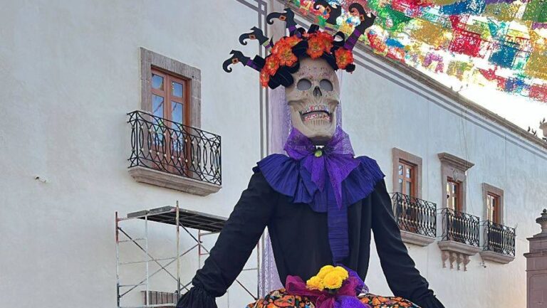 Celebran el Día de Muertos con desfiles, música y tradición
