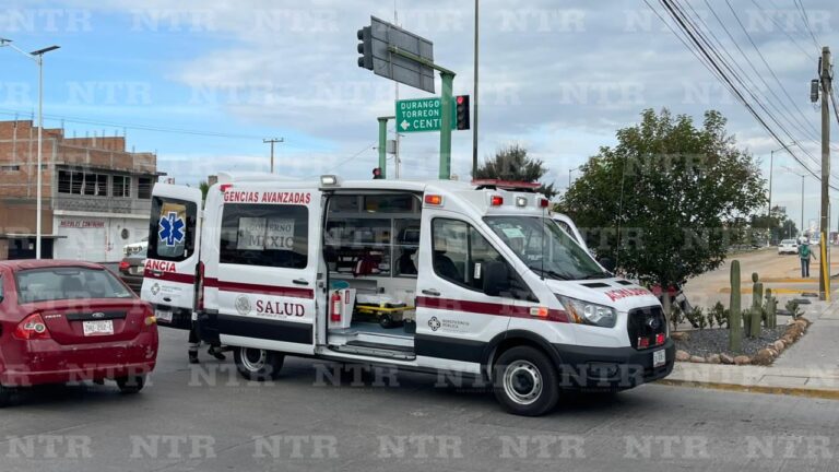 Conductor avienta a motociclista y huye del lugar
