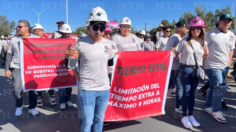 Marchan mineros contra reducción laboral