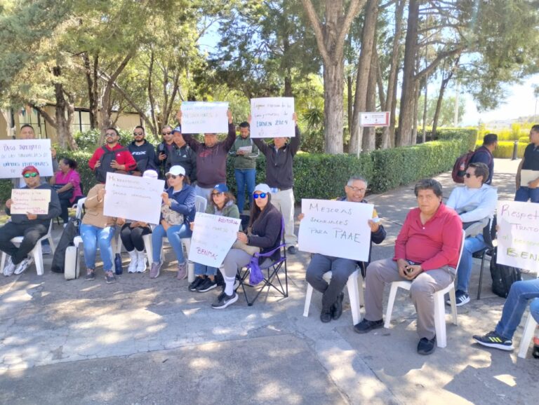 Llevan normalistas protesta a la SEZ
