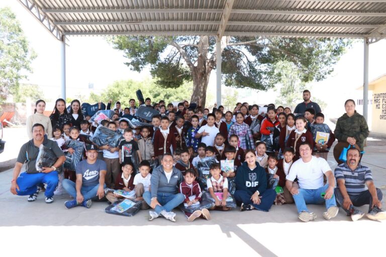 Llevan útiles escolares a estudiantes de comunidades