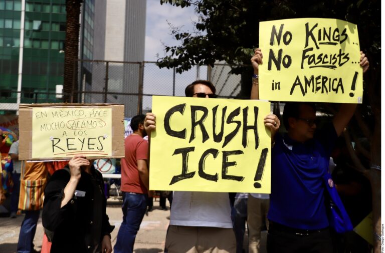 Protestan en Embajada de EU contra Trump