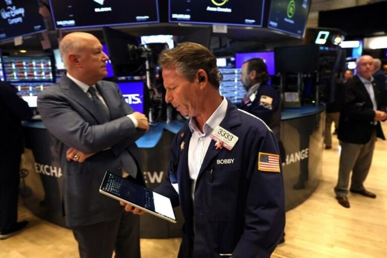 Recupera Dow 400 puntos tras alivio por comentarios de Trump