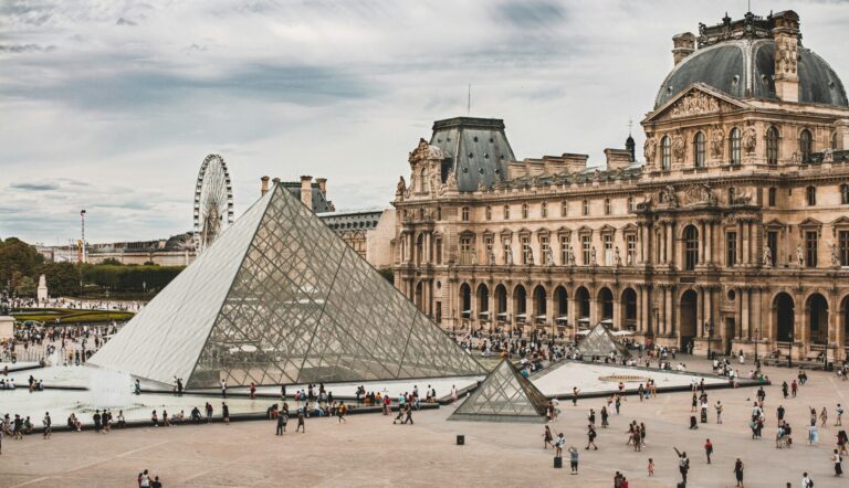 Subieron por un montacargas y disfrazados de trabajadores; así fue el robo en el Louvre