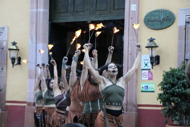 Sátiras invaden las calles del Centro