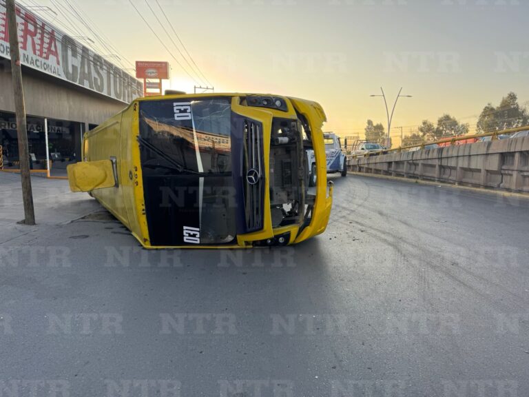 Se vuelca ruta 16 en el bulevar y se impactan otros 2 vehículos