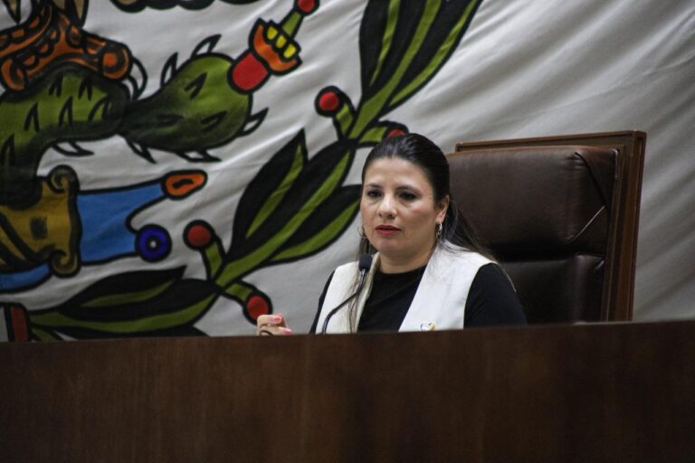 SEZ presume y escuelas protestan