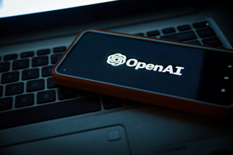 Sora, app de video de OpenAI, lidera descargas en AppStore