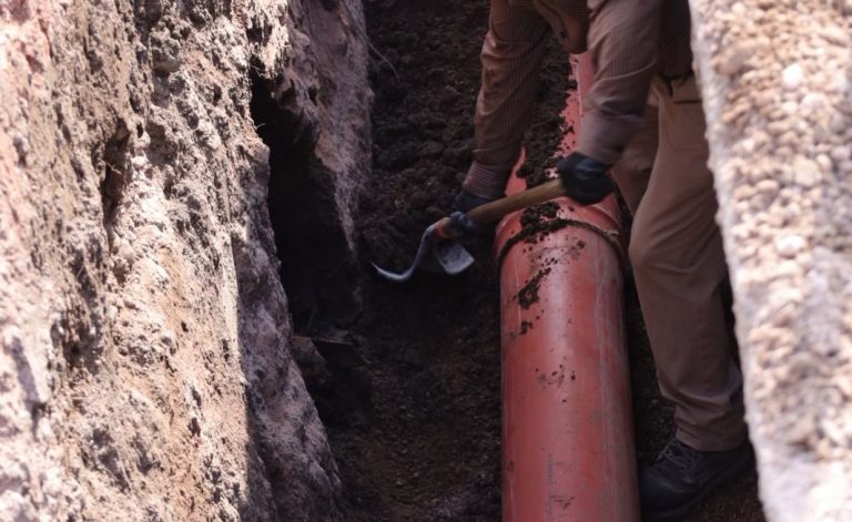 Reparan drenaje colapsado por caudal del río en Tepechitlán