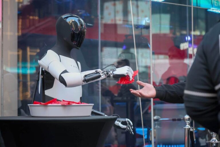 ¡Truco o trato! Da dulces en NY robot de Tesla