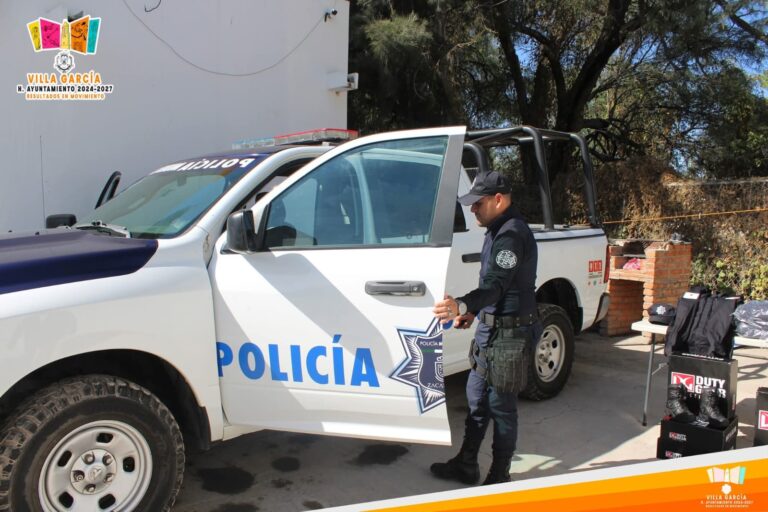 Entregan patrulla y uniformes en Villa Gracía