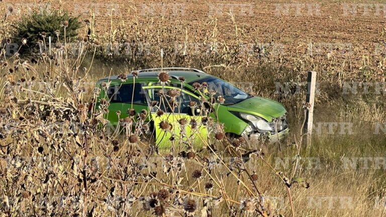 Chocan camioneta y auto en carretera de Fresnillo