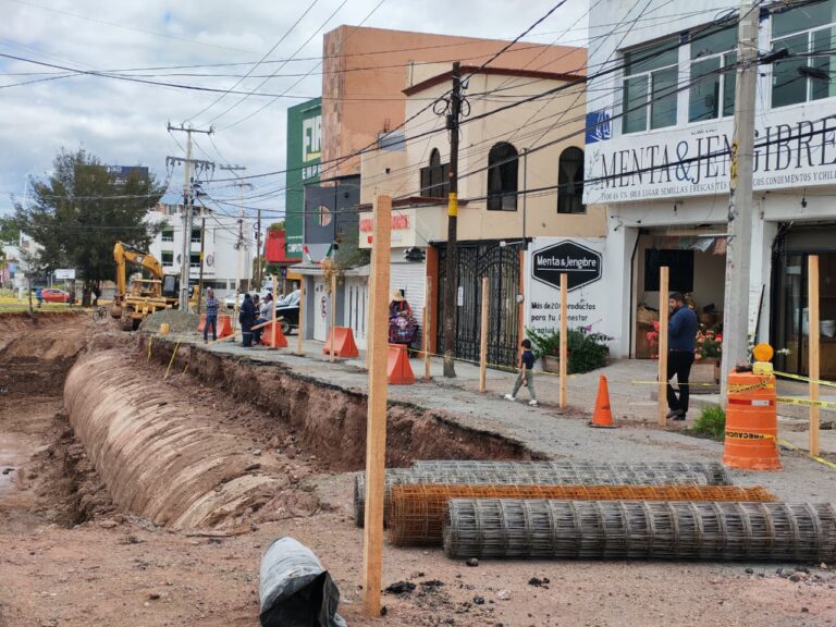 Atrasado, apoyo a afectados por socavón