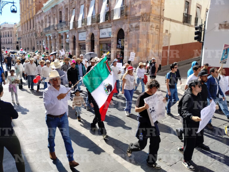 Se unen 400 zacatecanos a la marcha de la Gen Z