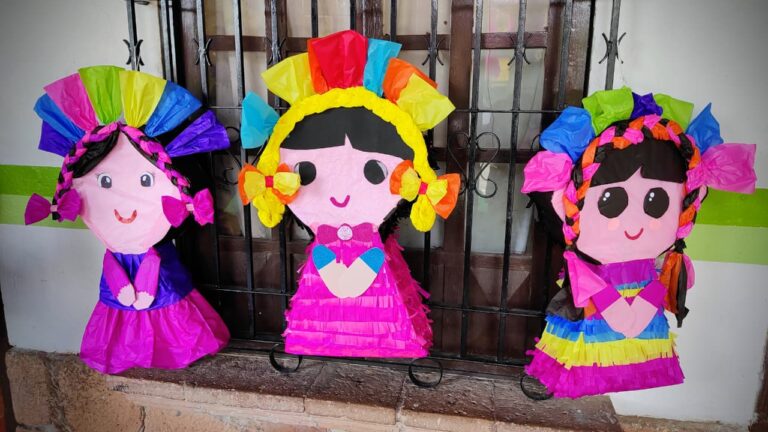 Realizan taller de piñatas en Luis Moya