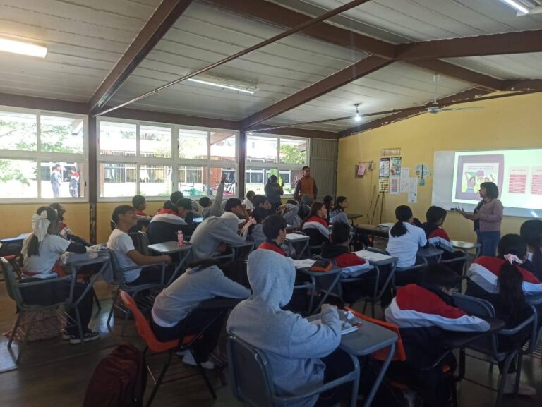 Imparten charla contra el acoso a estudiantes de Villanueva