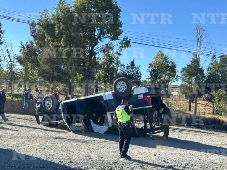 Dos oficiales resultan lesionados en volcadura