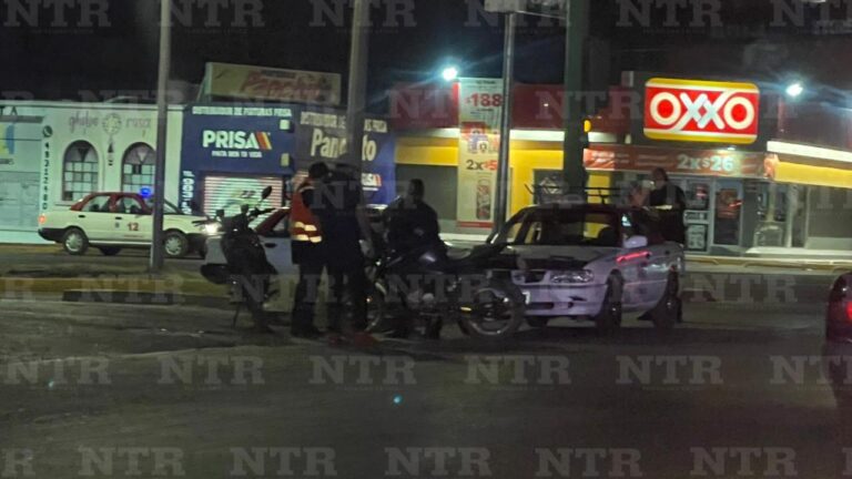 Choque entre una moto y un taxi deja un lesionado