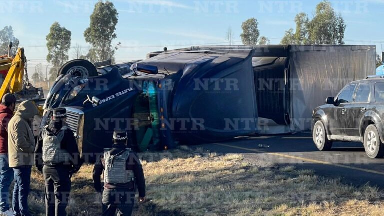 Vuelca tractocamión en Enrique Estrada; afecta la circulación